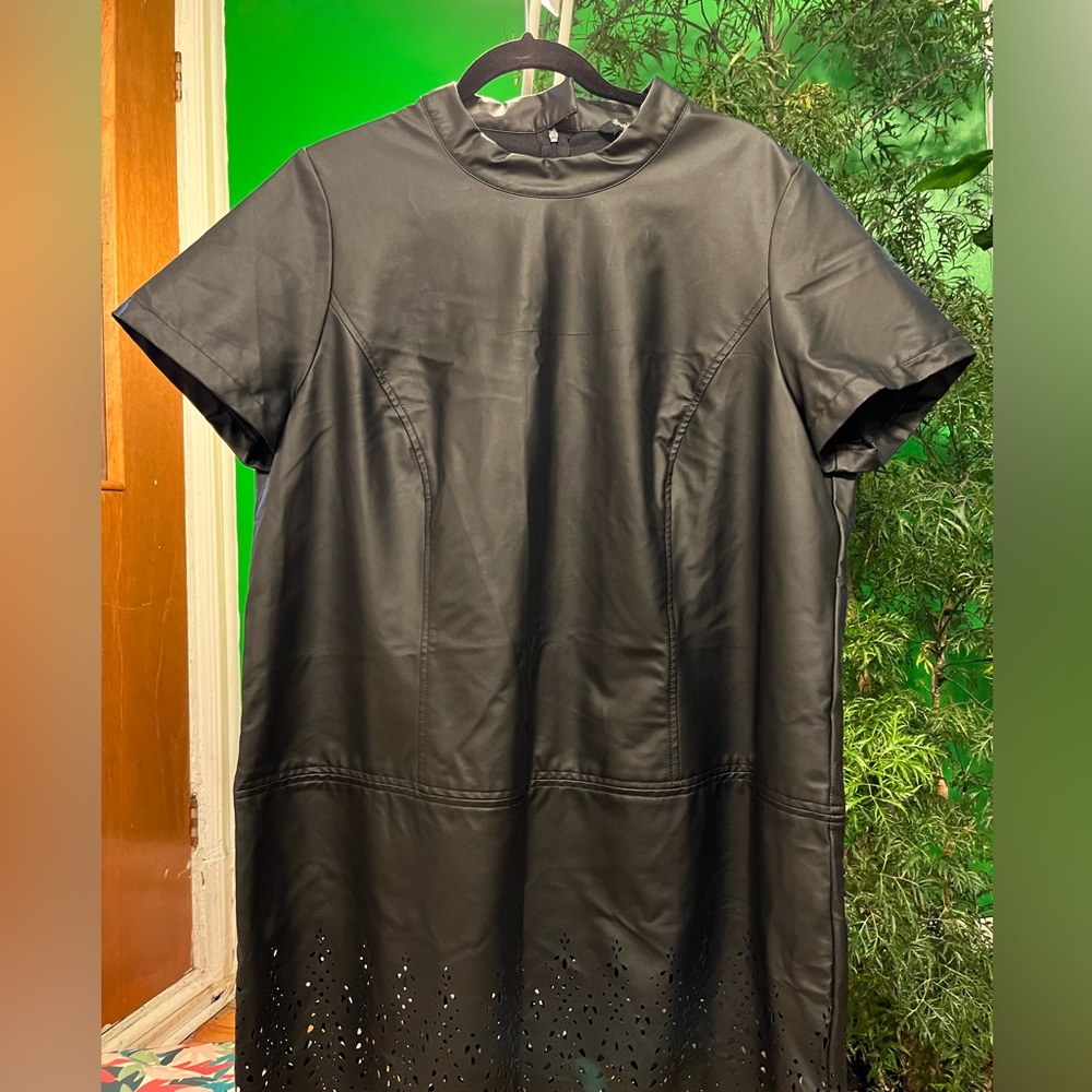 Gorgeous faux leather short dress, with laser cut detailing in the hem. XL.